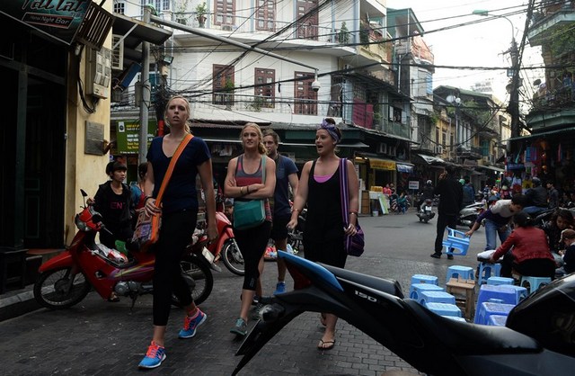 Foreign tourists walk in the ancient quarter of Hanoi on November 13, 2014. Prime Minister Nguyen Tan Dung has instructed agencies concerned to consider waiving tourist visa requirements for more nationalities. Photo credit: AFP
