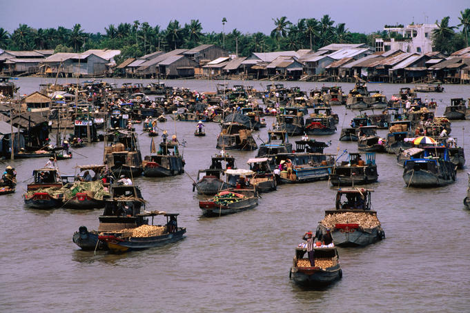 Floating-market-at-mekong-delta